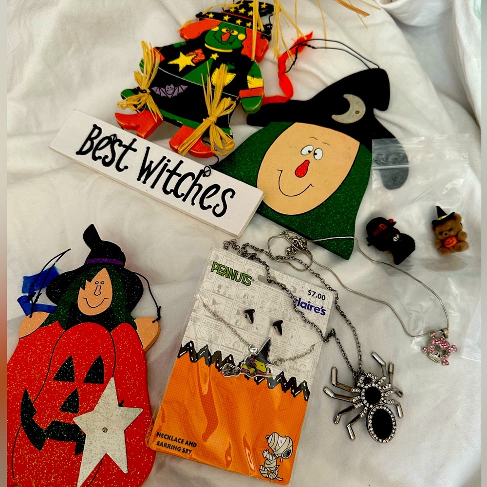 Eight pieces Halloween bundle gently used